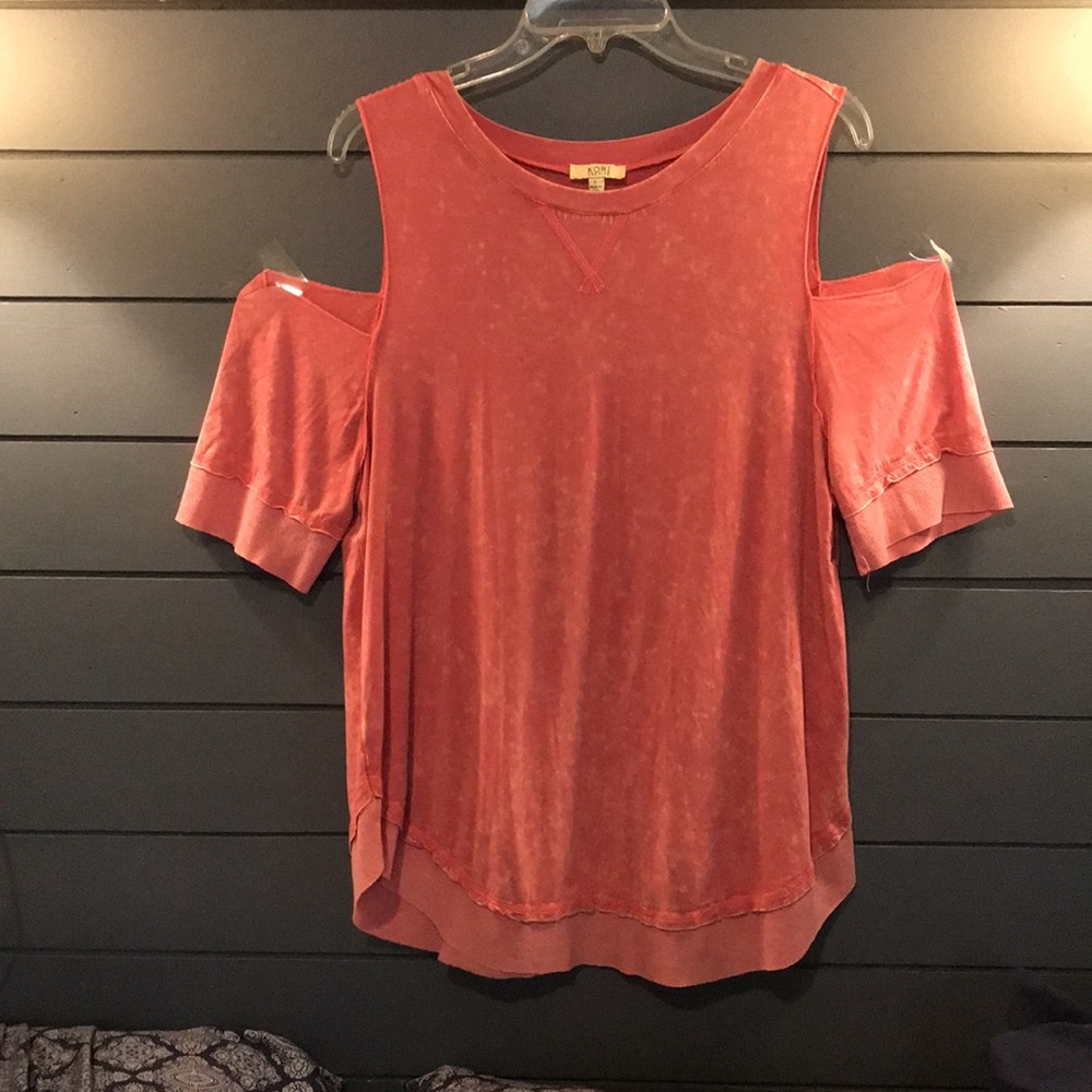 Large top. Shoulders out